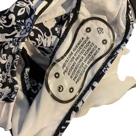 Nwt One Piece Halter Black and white Swimsuit🖤 - Picture 7 of 9